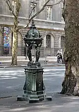 Fontaine Wallace, en bordure du boulevard.