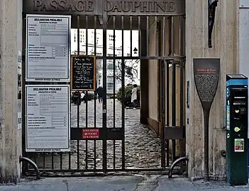 Entrée du passage Dauphine, côté rue Mazarine.