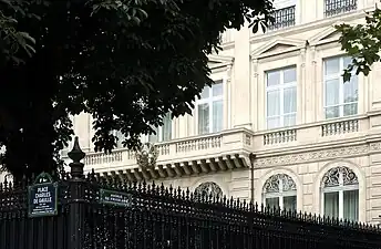 No 44 à l'angle de la place Charles-de-Gaulle.