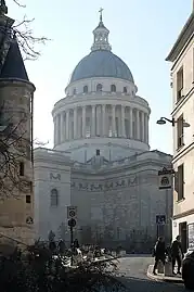 Le Panthéon vu du haut de la rue de la Montagne Sainte-Geneviève.