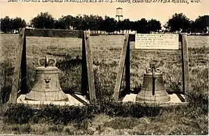 Deux cloches posées sur des cadres