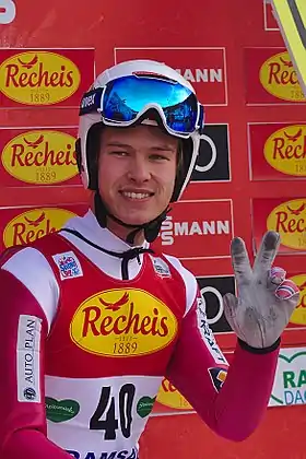 Un homme souriant vu de face.