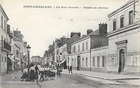 Rue Grande et palais de justice sur la droite, au tournant du XXe siècle.
