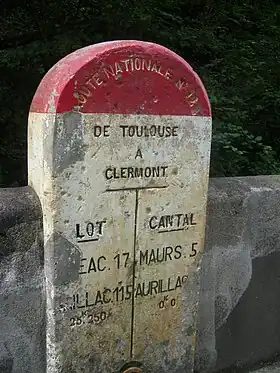 Borne sur la RN 122 entre le Lot et le Cantal.