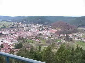 Centre-ville, église et motte castrale.