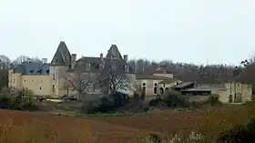 Le château, vu depuis l'est du village.