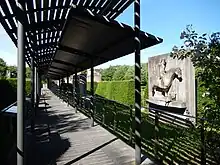 FR_17_Lozay_-_Une_allée_du_jardin_de_sculpture_romane