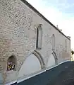 Le mur nord-est de l'église.