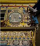 Sur la façade, à droite.