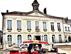 Le marché de Toucy, devant la mairie.