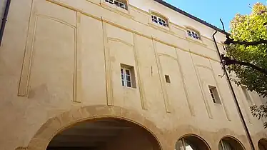 Façade intérieure hotel Dreux Brézé