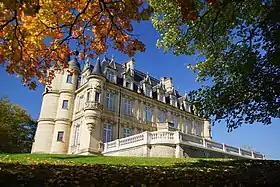 Le Château (façade ouest)...