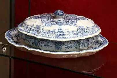 Soupière couverte et son présentoir, Grasse, musée d'art et d'histoire de Provence.