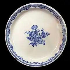 Assiette en camaïeu bleu.