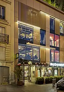 Persiennes en bois hybride. Paris