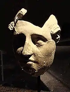 Visage d'argile crue découvert dans le temple à niches indentées, IIe siècle av. J.-C.