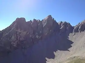 Vue de la face nord des aiguilles de Pelens avec, de gauche à droite, La Pelonnière (2 397 m), puis la Grande aiguille de Pelens (2 523 m).