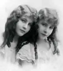 Madeline (15/11/1900-15/01/1989) et Marion Fairbanks (15/11/1900-20/09/1973), actrices américaines de théâtre et cinéma muet, en 1914.