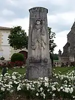 Le monument aux morts sur la place devant mairie et église (juin 2013)