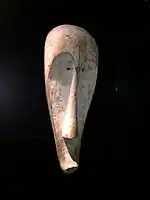 Masque attribué à la société du Ngil . Fang ou Makina (Oseba). Fleuve Mbini (Rio Muni), XIXe siècle. Bois, kaolin, 75 × 29 × 19 cm