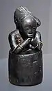 Figure de reliquaire eyema byeri. République gabonaise. Fang XIXe siècle. Bois, anneaux de cuivre, sangles de fer, tissu, os ; H. 19,5 cm