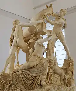 Vue de face oblique du Taureau Farnese. À noter que l’éclairage affecte grandement l’apparence du marbre.