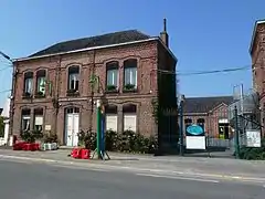 Centre culturel (à gauche) et école (à droite)