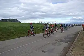 Skjelmose derrière le champion des USA, entouré de son équipe.