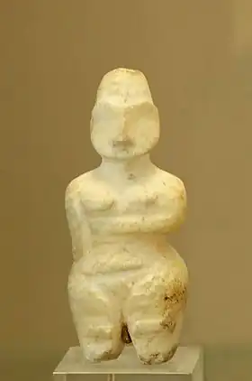 Figurine féminine en albâtre découverte à Tell es Sawwan, près de Samarra, vers 6000 av. J.-C., Paris, musée du Louvre.