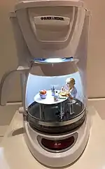 des personnages miniatures font la queue devant la banque alimentaire installée dans un sac de provisions