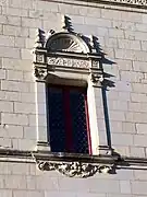 fenêtre encadrée de pilastres et surmontée d'une coquille