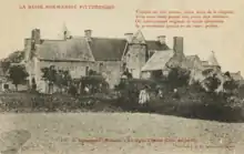 Carte postale ancienne représentant un petit manoir, doté d'une tour polygonale en son milieu.