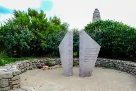 Stèle composée de deux blocs de granit sommairement triangulaires.