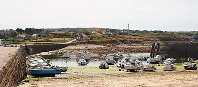 un port à marée basse