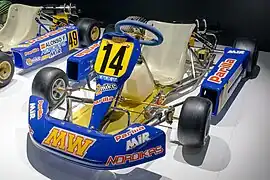 Le kart Mike Wilson Mike-2 à moteur Parilla avec lequel Alonso a remporté la coupe du monde junior en 1996. Le pilote espagnol reprendra son no 14 à partir de la mise en place des numéro permanent en Formule 1 en 2014.