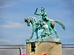 Statuette au-dessus de la fontaine.