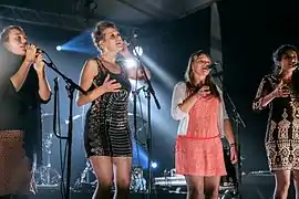 Barba Loutig avec le bagad Cap Caval dans Tan De'i.