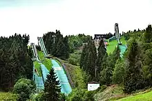 Plusieurs tremplins de saut à ski