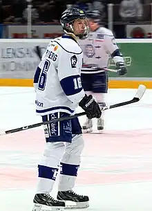 Photographie de Forsberg avec un maillot blanc et bleu