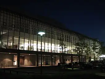 L'Opéra national de Finlande de nuit.