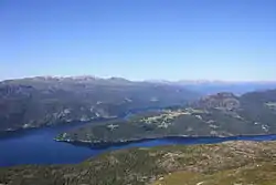 Vue du Hylsfjord au premier plan, et du Saudafjord en arrière-plan