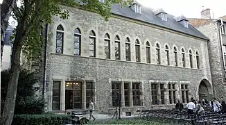 La cour du 22, Le no 20, détruit était derrière l'arbre.