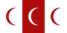 Drapeau composé de trois bannières, de gauche à droite : une bannière blanche avec un croissant de lune rouge, une bannière rouge avec un croissant de lune blanc et la dernière comme la première.