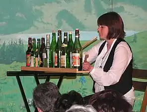 L'invention du piano à bouteilles (allemand : Flaschenklavier) est revendiquée par Toni Bürgler (Musiker) (de). Cet instrument est parfois enployé dans la musique d'Illgau