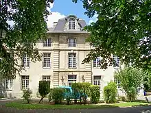 Vue de l'entrée d'un château et d'une partie de sa cour.