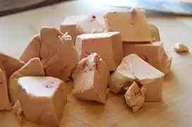 Dés de foie gras prêts à être incorporés à une garniture.