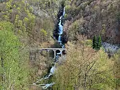 Vue générale de la cascade du Bief de la Ruine.