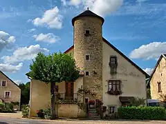 Maison avec tour-pigeonnier.