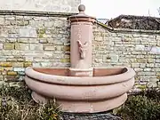 Fontaine, avec la représentation de l'âne-mascotte du village.