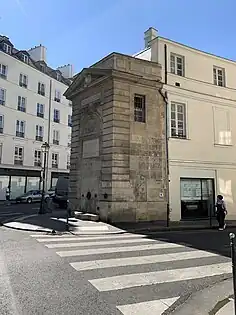 Fontaine Boucherat, de Jean Beausire, en hommage à Louis Boucherat, entre les rues de Turenne et Charlot.
